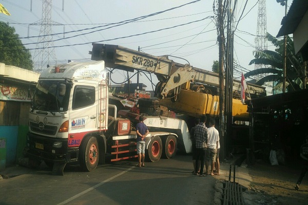  Truk Pengangkut Alat Berat Kejeblos di Ciputat, Ini Penampakannya