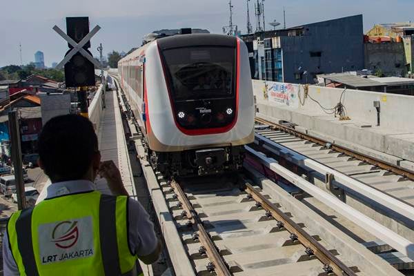  KERETA RINGAN : LRT DKI Angkut Penumpang 2019