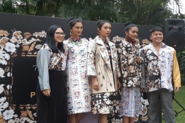  Desainer Tities Saputra Melenggang di Paris Fashion Show 