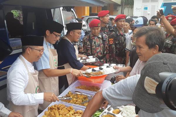  Inilah Momen Sandiaga Jadi Pelayan, Memberikan Makanan kepada Para Duafa