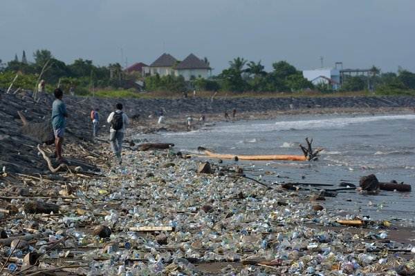  Relawan Kumpulkan Hampir 1 Ton Sampah di Pantai Padang Galak