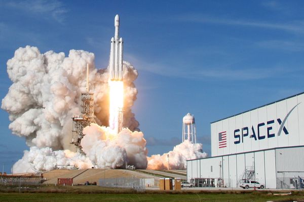  Yusaku Maezawa, Miliuner Jepang Penumpang Pertama Roket Komersial SpaceX ke Bulan