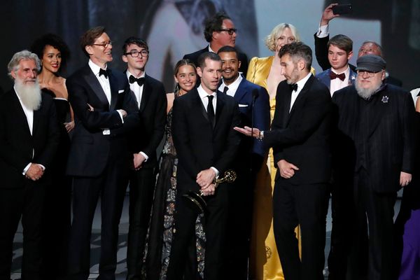 Para kru dan pemain serial Game of Thrones berkumpul di panggung untuk menerima penghargaan serial drama terbaik dalam Emmy Awards 2018 di Los Angeles, California, AS, Sennin (17/9)./Reuters-Mario Anzuoni