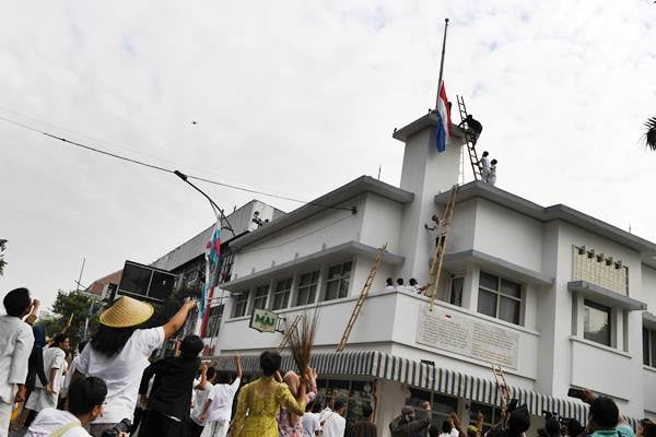  Memperingati Peristiwa Perobekan Bendera Belanda