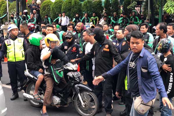  Pengojek Grab Sweeping Rekannya Sendiri, Tuntut Kenaikan Tarif