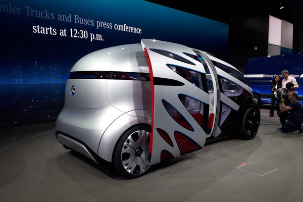 Mercedes-Benz Vans menghadirkan Vision URBANETIC, sebuah konsep mobilitas revolusioner yang melampaui ide-ide yang ada pada kendaraan otonom, di acara Pada IAA Commercial Vehicle 2018 Rabu (19/9/2018)./Bisnis-Martin Sihombing