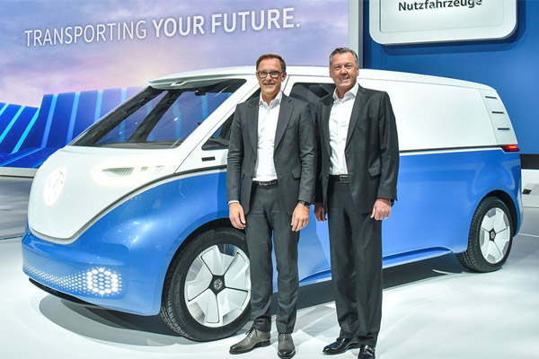  Thomas Sedran, Chairman of the Volkswagen Commercial Vehicles Brand's Board of Management, dan Heinz-Jurgen Low, Member of the Board for Vehicles. /Volkswagen