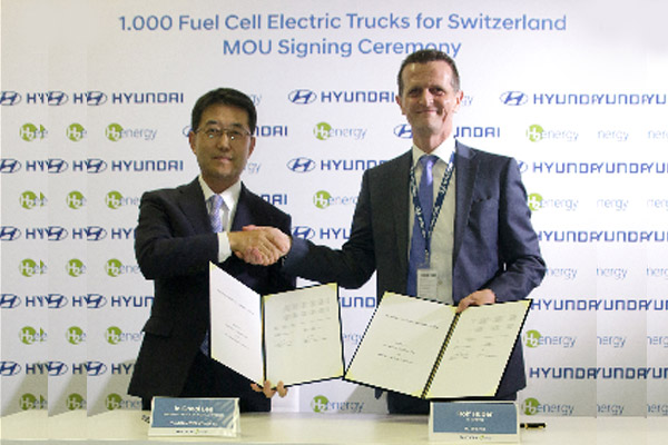 Wakil Presiden Eksekutif Hyundai Motor dan Kepala Divisi Kendaraan Komersial, In Cheol Lee, serta Ketua H2E, Rolf Huber. /Hyundai