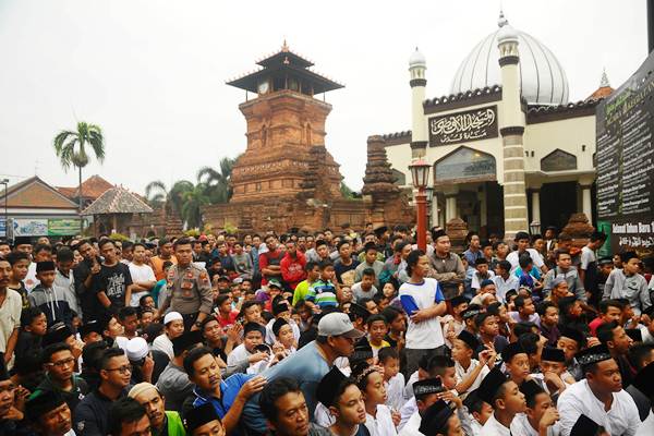  Antre Nasi Jangkrik di Bukak Luwur Sunan Kudus