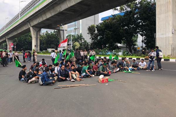  Massa HMI Ciputat Bakar Ban di Depan Gedung Baharkam Mabes Polri