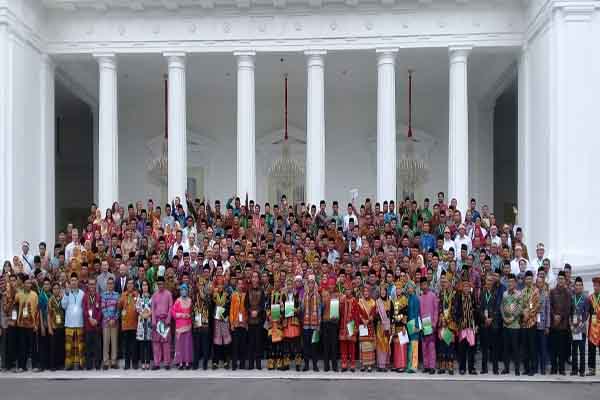  Jokowi Serahkan 3 SK Hutan Adat bagi Kalbar
