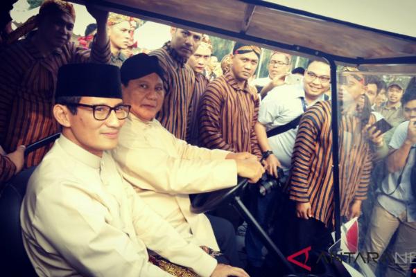  Deklarasi Pemilu Damai, Prabowo Pakai Blangkon, Sandiaga Berbalut Songket