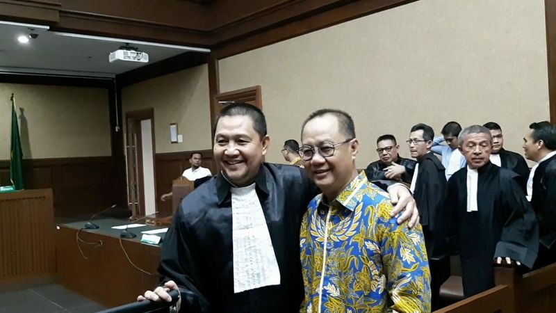  Jelang Sidang Putusan, Syafruddin Sempatkan Berfoto Bareng Kuasa Hukumnya