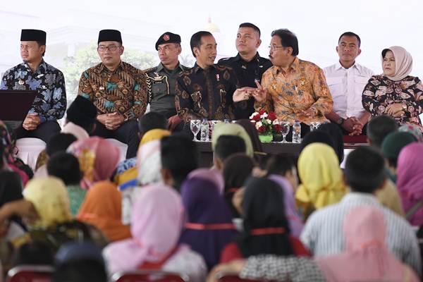  Presiden Jokowi Serahkan Sertifikat Tanah di Bogor