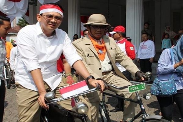  Ketika Ketua DPRD DKI Beri Buku Kebijakan Ahok untuk Cawagub PKS