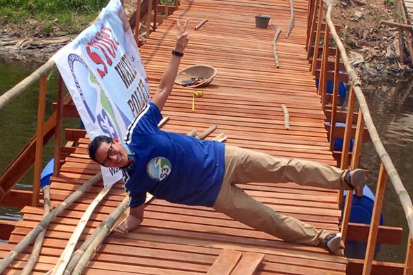  Gaya Sandiaga Uno Saat Tinjau Sungai Cileungsi