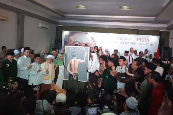  Lukisan Seorang Mirip Jokowi Menulis NKR tanpa I, Yenny Wahid: Karena NKRI-nya belum Selesai