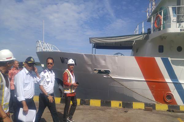 Menteri Perhubungan Budi Karya Sumadi beserta rombongan meninjau perkembangan perluasan dan pembangunan terminal Pelabuhan Benoa/Bisnis.com-  Wirat Eka 