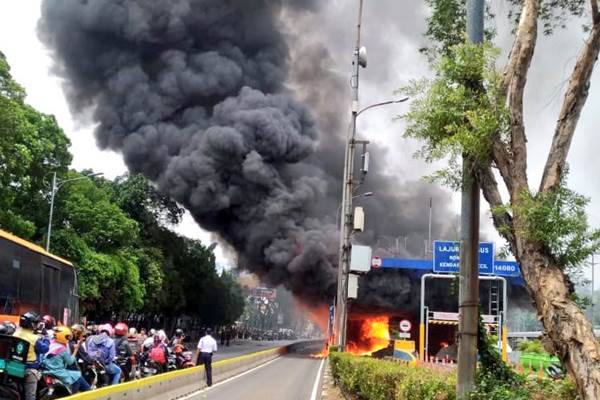  Polda Metro Jaya Selidiki Penyebab Kebakaran di Gerbang Tol Pejompongan
