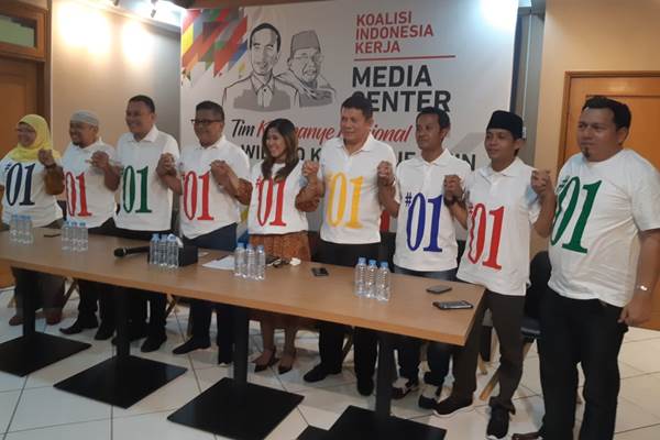  Jokowi Berikan Seragam Kampanye Baru ke TKN Jokowi-Ma\'ruf