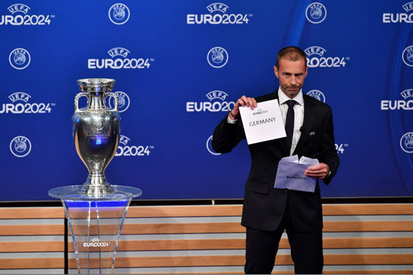 Presiden Aleksander Ceferin menunjukkan Nama Jerman terpilih sebagai tuan rumah Piala Eropa (Euro) 2024./Reuters