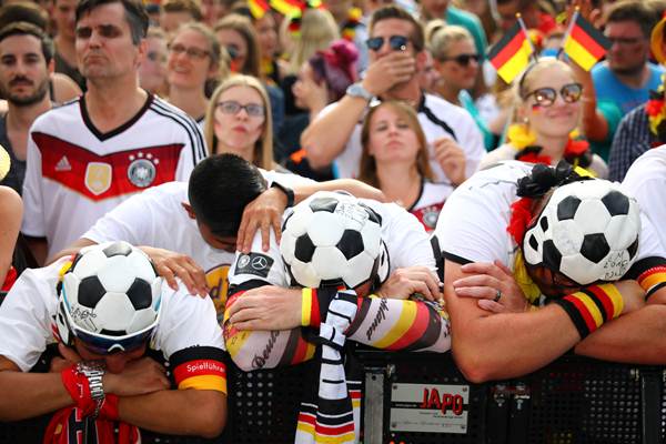 Para pendukung Timnas Jerman kecewa usai Der Panzer kalah dari Korsel 0-2 di Piala Dunia 2018./Reuters