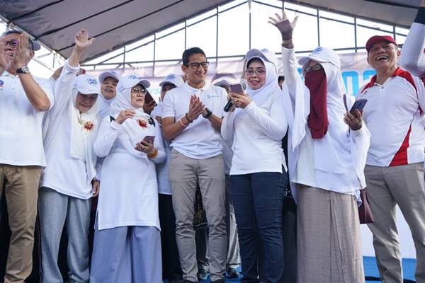  Cawapres Sandiaga Senam Sehat Bersama Emak-emak di Sidoarjo 