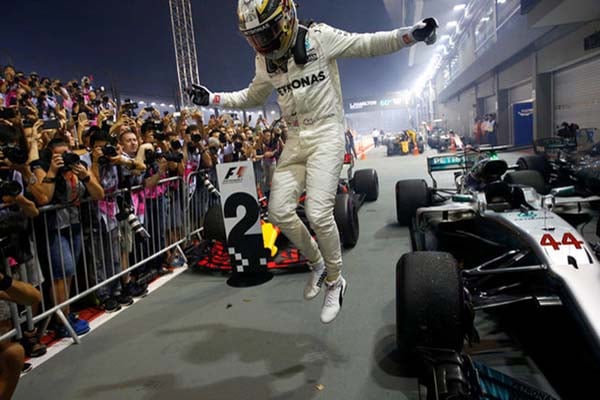  F1: Gelar Juara di Depan Mata, Hamilton Peringatkan Vettel