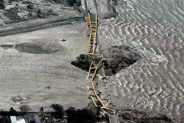  Jembatan Kuning Ambruk Akibat Gempa di Palu