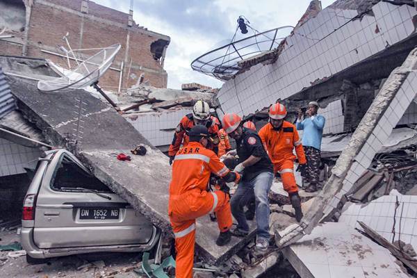  Evakuasi Korban Selamat Gempa dan Tsunami di Palu