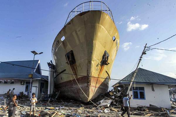  Tsunami Seret Kapal Besar Masuk Permukiman Warga