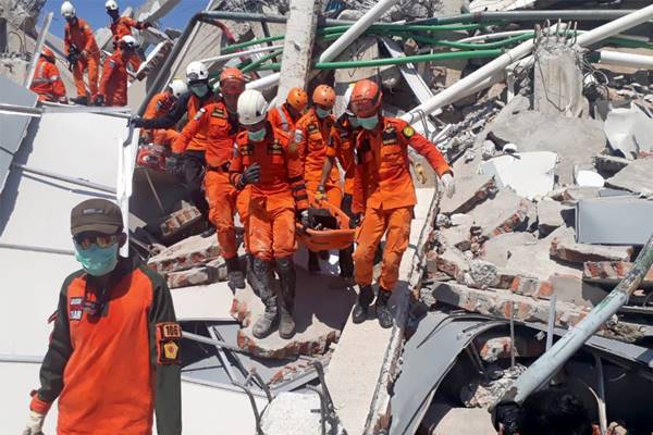  GEMPA PALU-DONGGALA: Isak Tangis Sambut Jenazah 2 Atlet Paralayang Sulawesi Utara