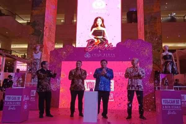  Kolaborasi Barbie dan Iwan Tirta Lestarikan Batik