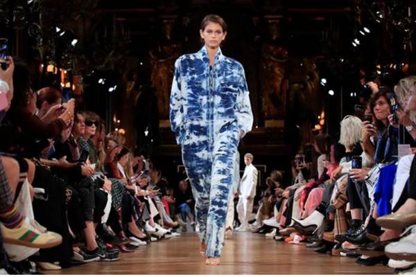  McCartney Tampilkan Jumpsuit di Paris Fashion Week