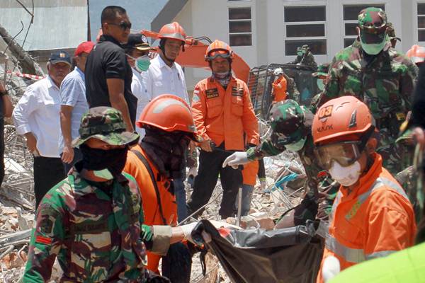  Presiden Jokowi Tinjau Evakuasi Korban Gempa Palu