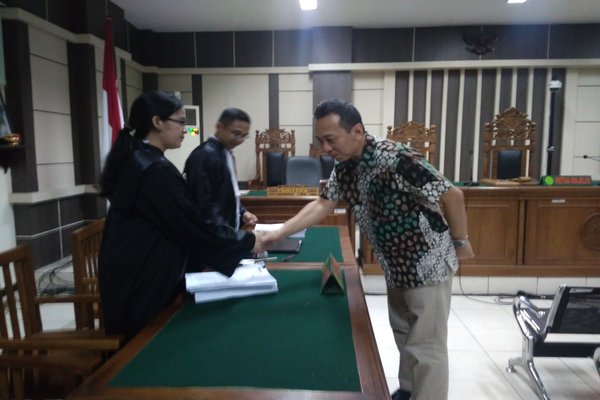 Dari kanan Bupati Kebumen non aktif Yahya Fuad bersalaman dengan JPU KPK di Pengadilan Tipikor Semarang.