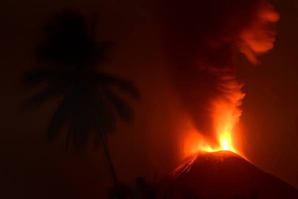  Gunung Soputan Masih Erupsi 