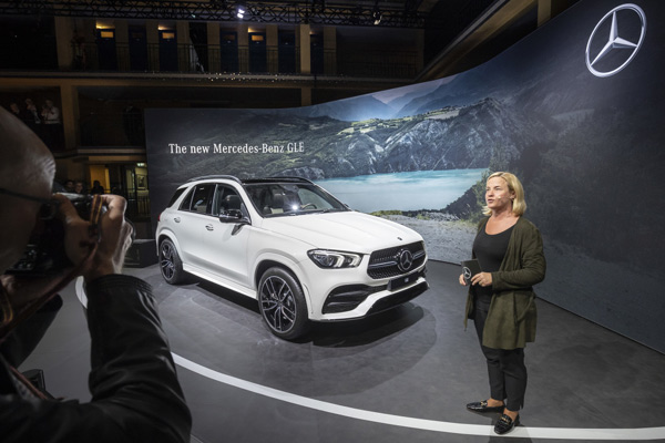 Mercedes-Benz GLE, yang dipersembahkan oleh Britta Seeger, Anggota Dewan Manajemen Daimler AG, yang bertanggung jawab atas Pemasaran Mobil Mercedes-Benz & Penjualan, merayakan World Premiere di Meet Mercedes di Paris. /DAIMLER
