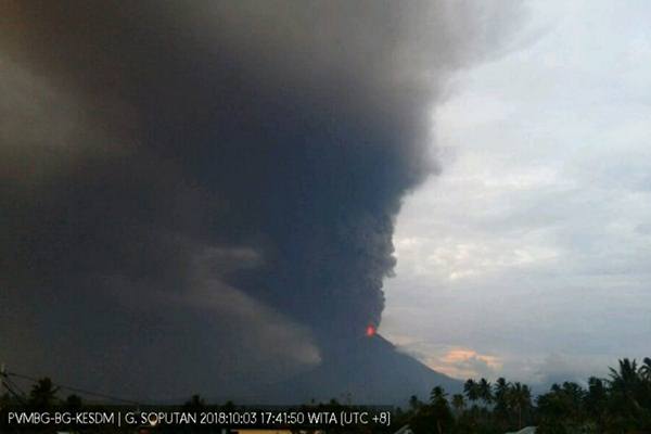 Gunung Soputan erupsi/Twitter @Sutopo_PN