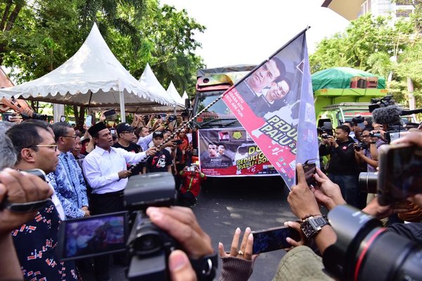  Amran Sulaiman Lepas 500 Truk Bantuan Logistik untuk Palu di Makassar