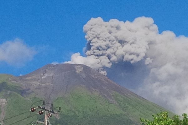  Gunung Gamalama Alami Erupsi Minor. Letusan Kecil Terjadi Pukul 11.52 WIT