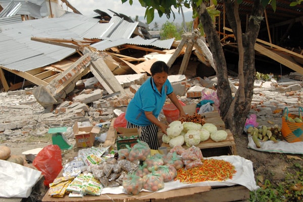 Warga menunggu pembeli di antara reruntuhan bangunan akibat gempa di Petobo, Palu, Sulawesi Tengah, Kamis (4/10). Sejumlah warga korban gempa mulai berjualan seperti bahan makanan untuk kebutuhan masyarakat./Antara-Abriawan Abhe