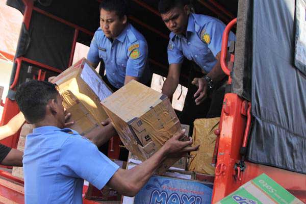 Personel Basarnas Kendari menata paket bantuan yang akan dikirim untuk korban gempa dan tsunami di Palu dan Donggala, Kendari, Sulawesi Tenggara, Senin (1/10/2018)./ANTARA-Jojon