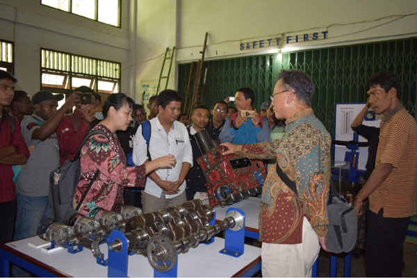  Hino Motors Serahkan Komponen Kendaraan ke Universitas Cenderawasih