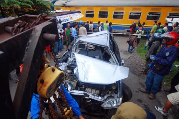  Avanza Ringsek di Perlintasan KA Margorejo, 3 Penumpang Kritis