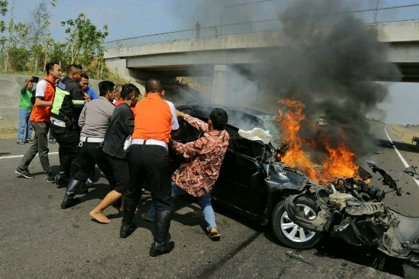  Sedan Terbakar Setelah Tabrak Pantat Truk di Cipali, Anies Baswedan Ikut Menolong