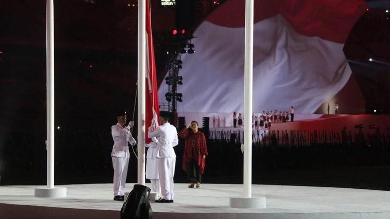  Menko PMK Bawakan Bendera Merah Putih dalam Pembukaan Asian Para Games 2018