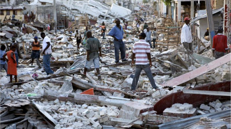 Masyarakat Haiti berupaya mencari barang-barang mereka yang terkubur di bawah reruntuhan bangunan yang hancur akibat gempa pada 2010./Reuters
