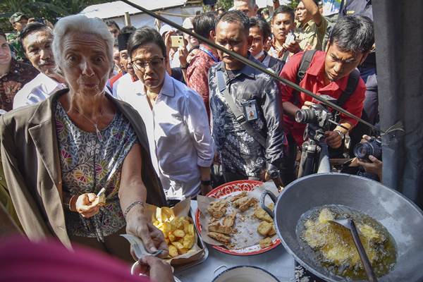  Kunjungi Gempa Lombok, Christine Lagarde Beli Gorengan