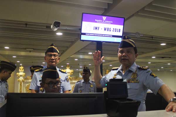  Annual Meeting IMF-WBG 2018: Petugas Imigrasi Berjaga di Pelabuhan Gilimanuk